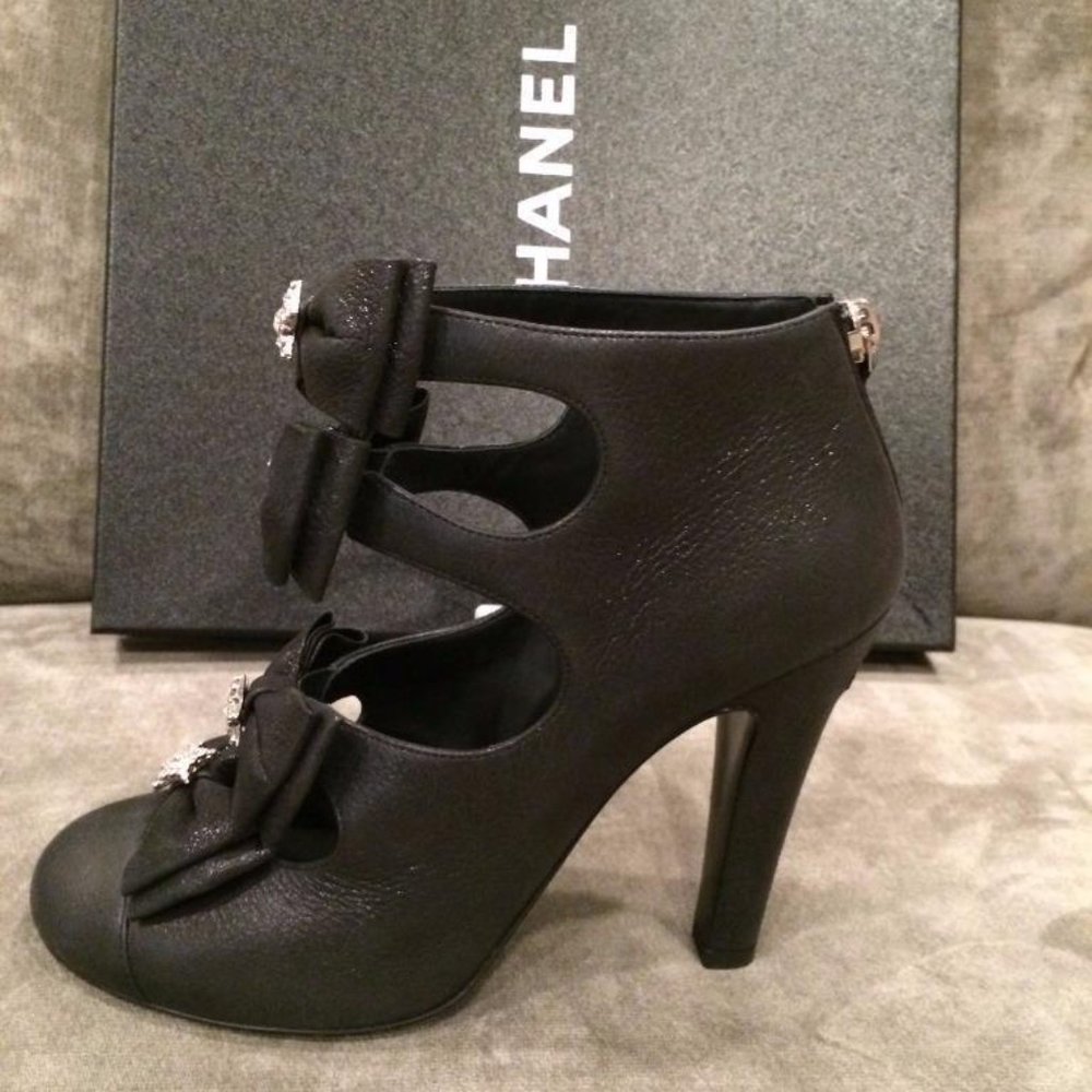 CHANEL Black High Heels with Bow Details - Picture 2 of 11